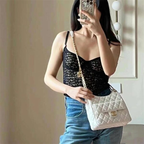 シャネル ホーボー バッグ シャネル トート バッグ chanel ショルダー バッグ チェーン 小脇 に 抱える バッグ ハイ ブランド カバン 鞄 一生 もの レディース シャネル 偽物 - 画像 (3)